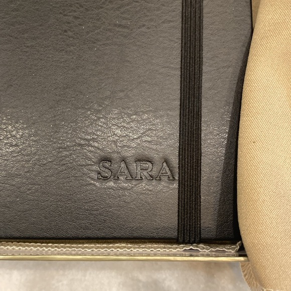 LEVENGER personalized “Sara” Luxe notebook - Black Small - Picture 5 of 10